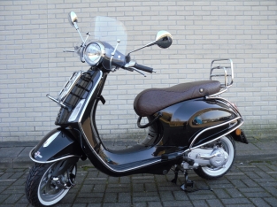 Vespa Primavera Black Special