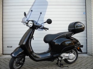 Vespa Primavera Black