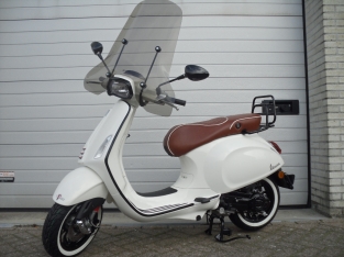 Vespa Sprint White Special Chesterfield