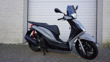 Piaggio Medley Sport 125cc nieuwstaat incl verlengde garantie